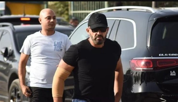 أحمد السقا أبو الجدعنة برغم إصابته يحضر جنازة هشام سليم