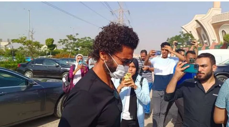 خالد النبوي يتعرض للإنهيار في جنازة هشام سليم