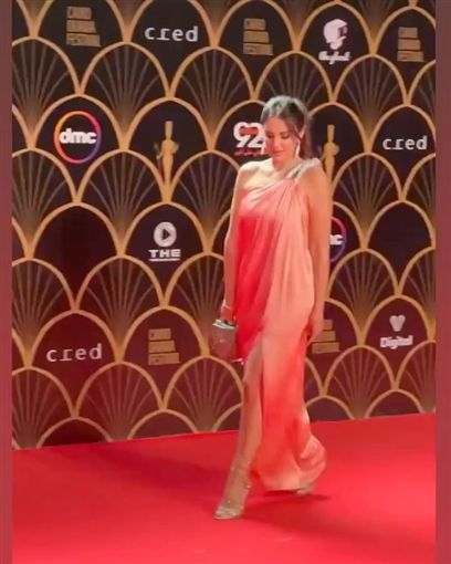 درة بفستان ساتان مفتوح مش هتقدر تغمض عنيك – صور