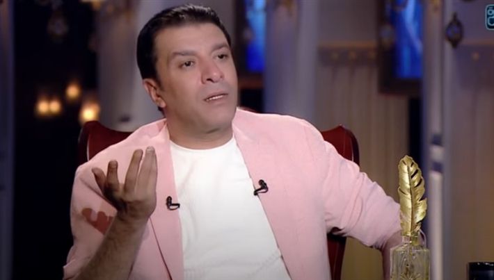 مصطفى كامل بيشتم الجمهور والفنانين قبل ما يخش النقابة