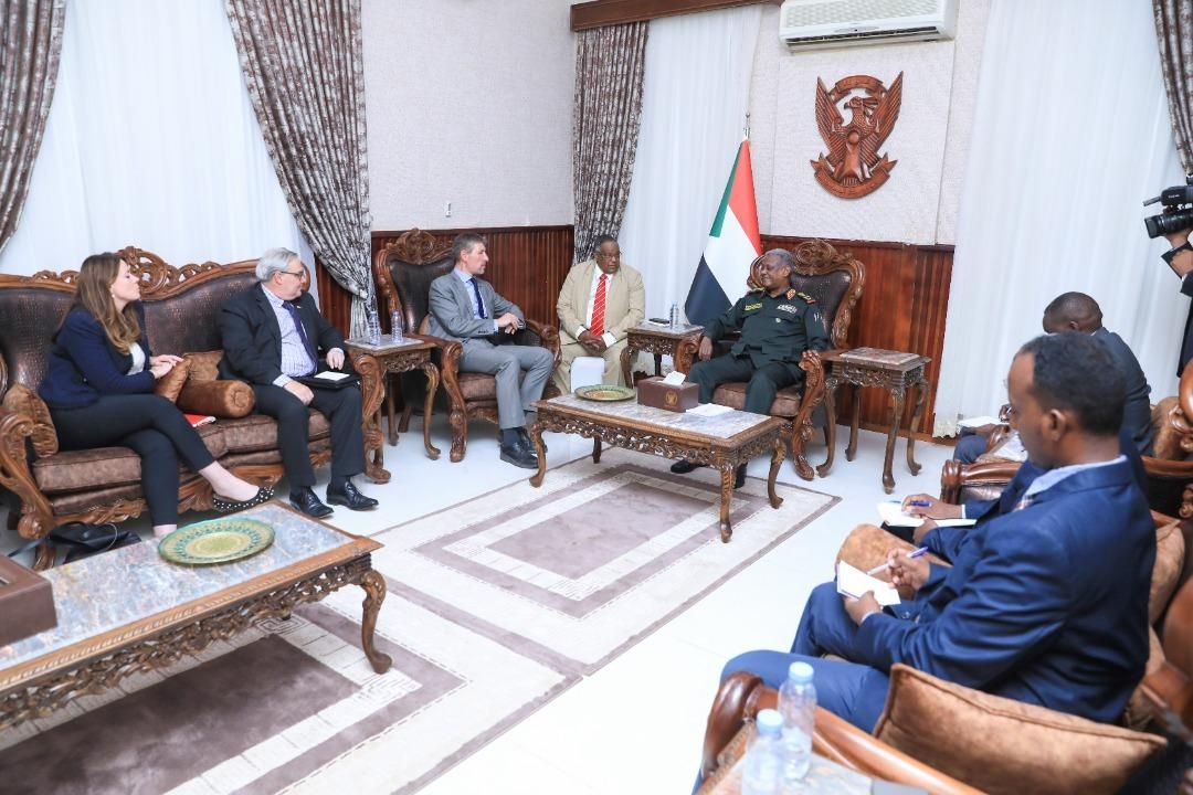 العطا يبحث مع المبعوثين البريطانيين التطورات السياسية بالبلاد