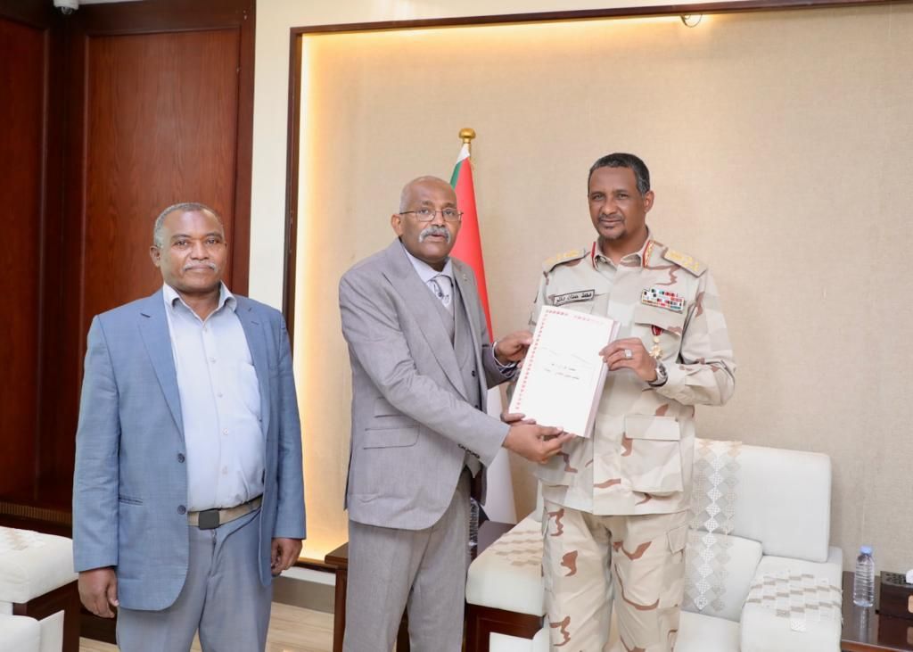 دقلو يتسلم نتيجة الشهادة السودانية ويهنئ الناجحين