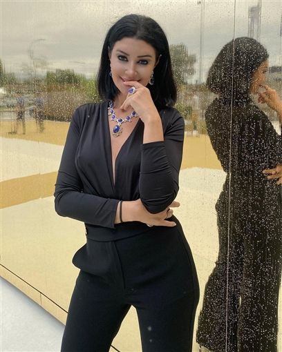 فستان مفتوح الصدر – أروى جودة بإطلالة جريئة : شاهد