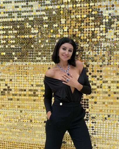 فستان مفتوح الصدر – أروى جودة بإطلالة جريئة : شاهد