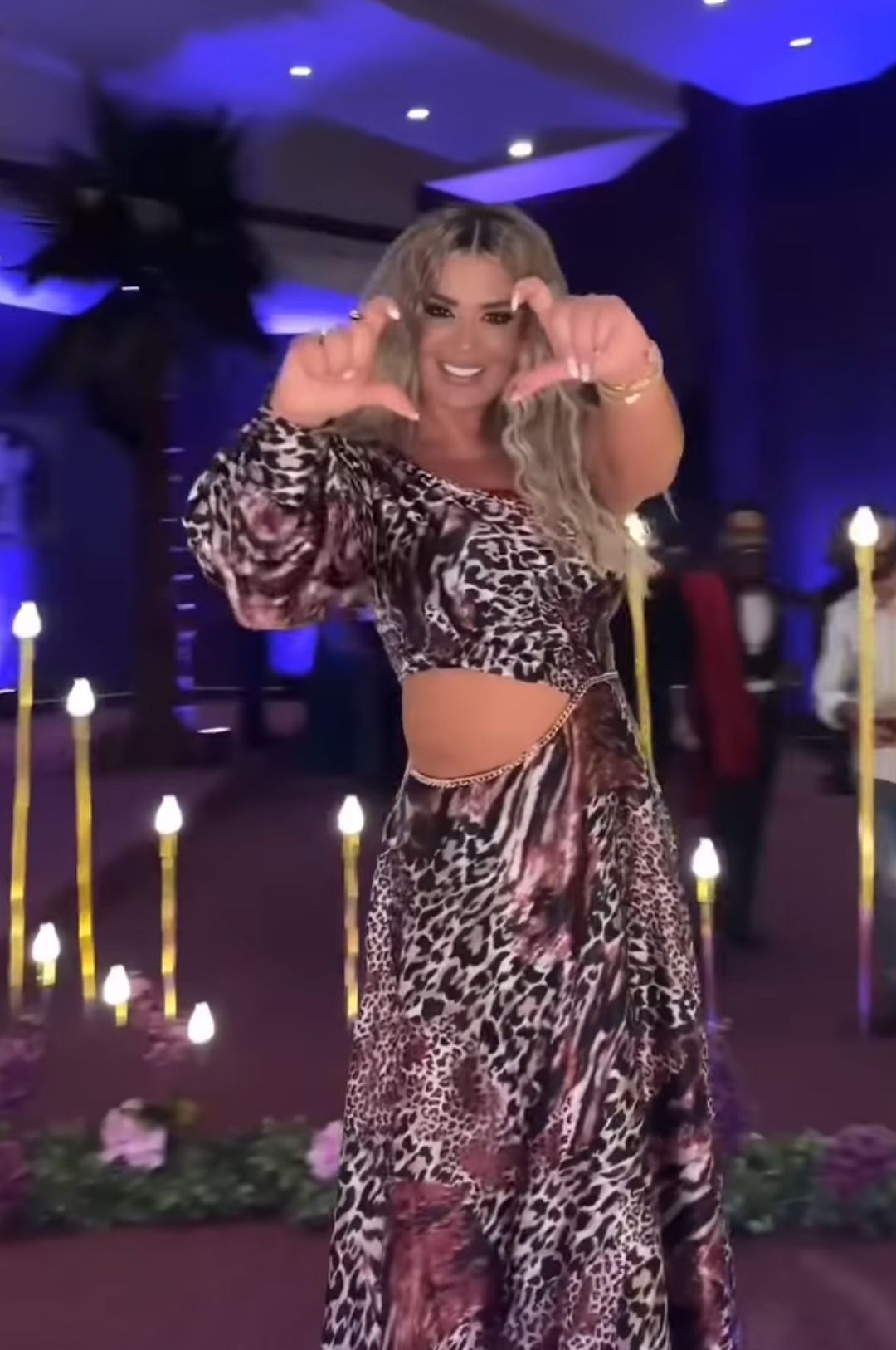 مادلين مطر لابسة فستان منقوش بجلد التايجر – شاهد