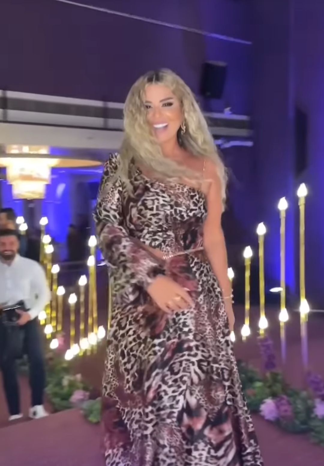 مادلين مطر لابسة فستان منقوش بجلد التايجر – شاهد