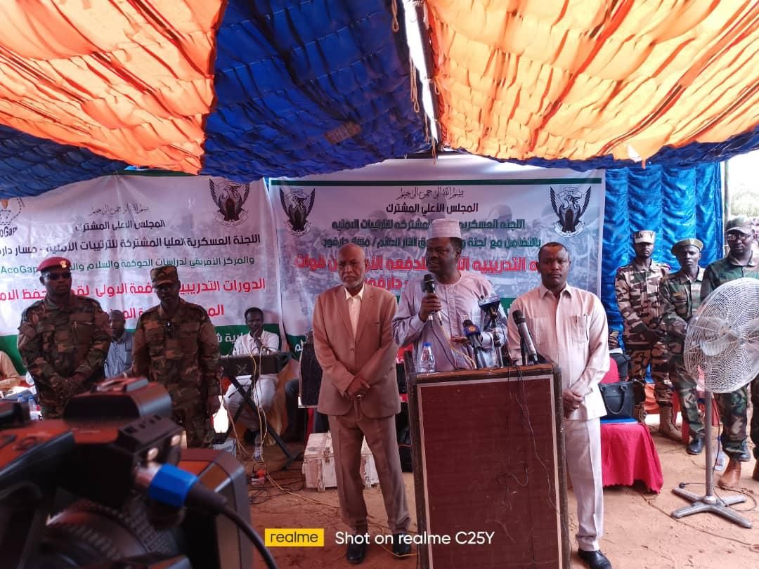 مناوي يفتتح دورة بناء السلام بين العسكريين والمدنيين 