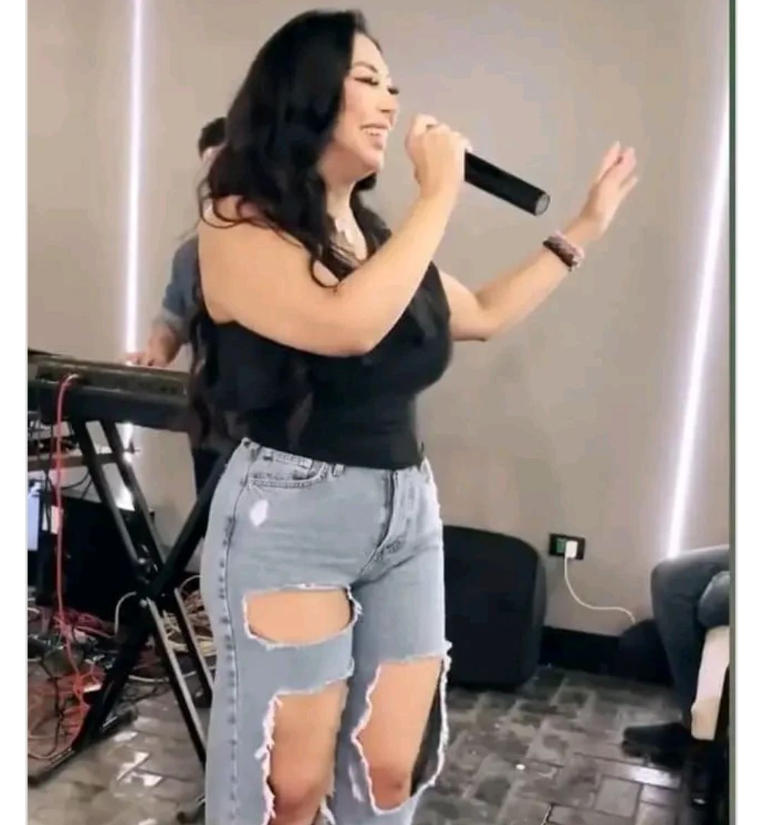 بنطلون شاهيناز مخروم من كل حتة والناس بتتفرج – شاهد