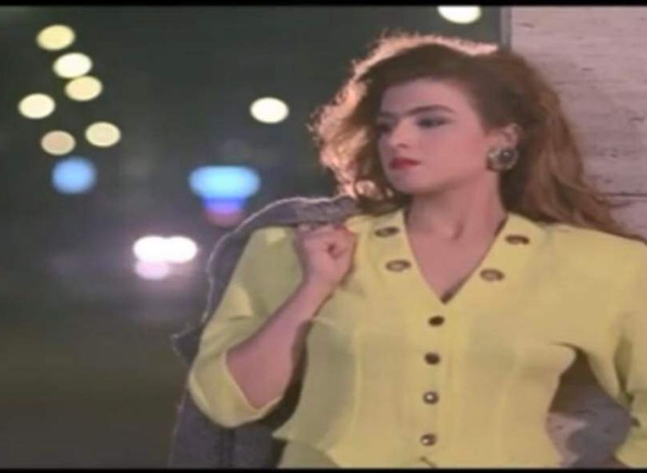 سيمون تثير الجدل بلون بلوزتها في فيلم ” أيس كريم في جليم” ولونها الحقيقي- شاهد