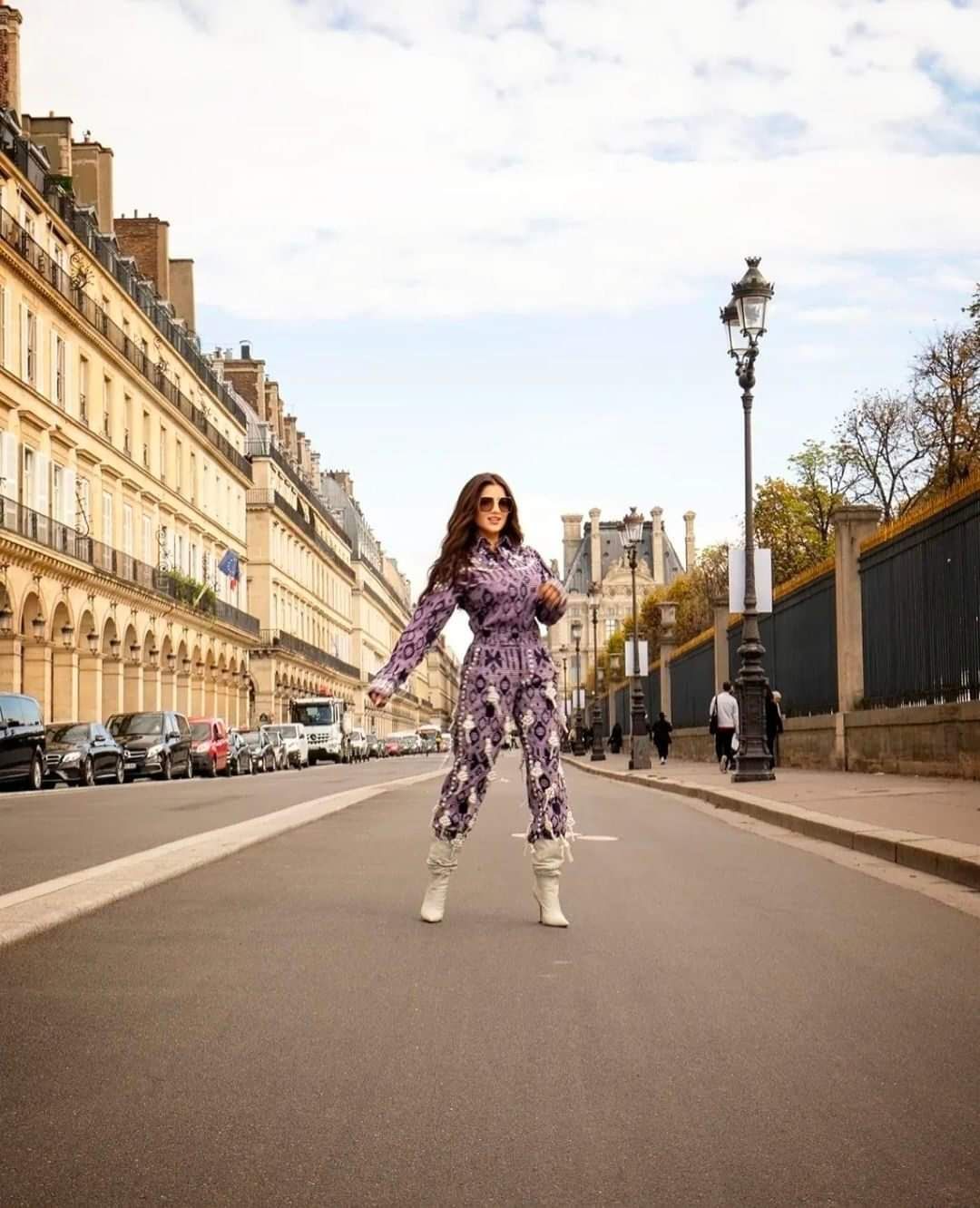 عرض ازياء في الشارع لمي عمر – شاهد