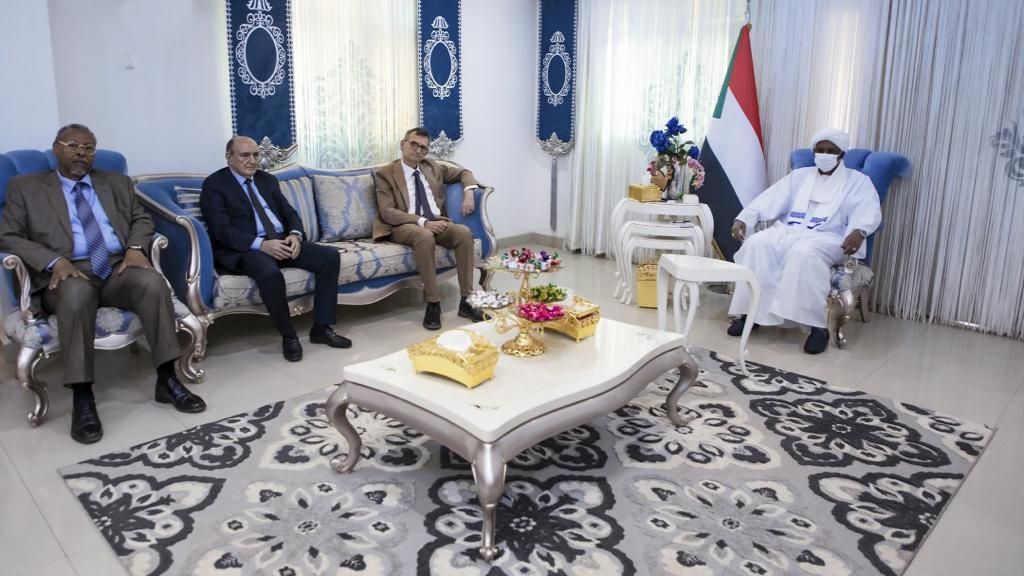 نائب رئيس مجلس السيادة يلتقي الآلية الثلاثية