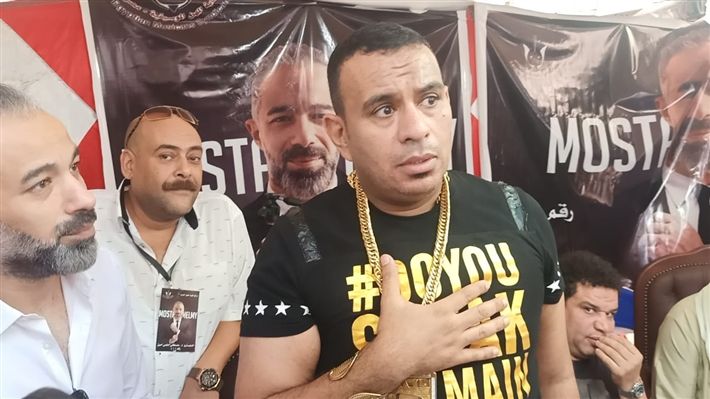 محمود الليثي حاطط صورته علي سنسلة ذهب عيار 24 – شاهد