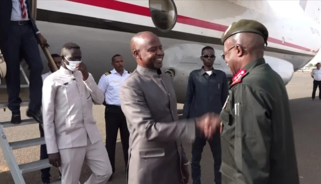 الهادي إدريس يعود للبلاد بعد مشاركته في تنصيب الرئيس التشادي