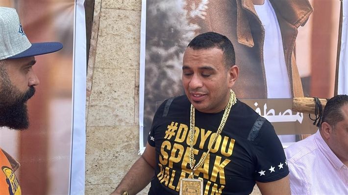 محمود الليثي حاطط صورته علي سنسلة ذهب عيار 24 – شاهد