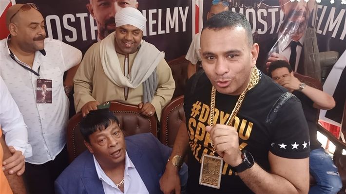 محمود الليثي حاطط صورته علي سنسلة ذهب عيار 24 – شاهد