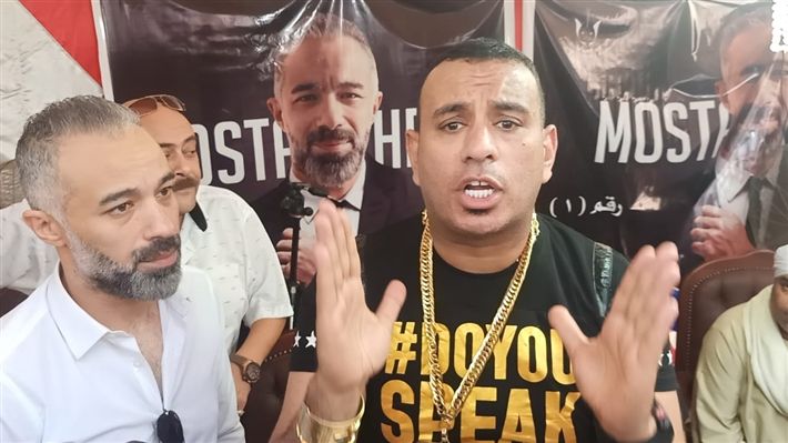 محمود الليثي حاطط صورته علي سنسلة ذهب عيار 24 – شاهد