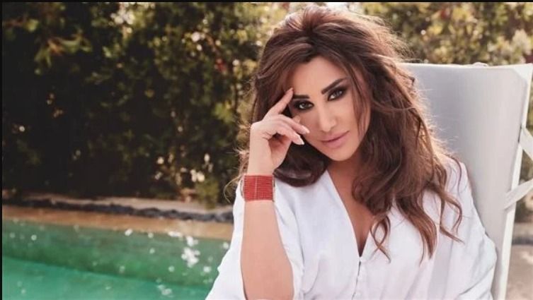 نجوي كرم مطقمة مع الساعة اليبضا – شاهد