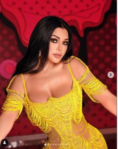 بدون بطانة من فوق وتحت .. اتفرج هيفاء وهبي تبرز مفاتنها بالكامل بالأصفر الشفاف