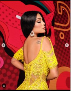 بدون بطانة من فوق وتحت .. اتفرج هيفاء وهبي تبرز مفاتنها بالكامل بالأصفر الشفاف