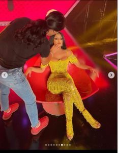 بدون بطانة من فوق وتحت .. اتفرج هيفاء وهبي تبرز مفاتنها بالكامل بالأصفر الشفاف