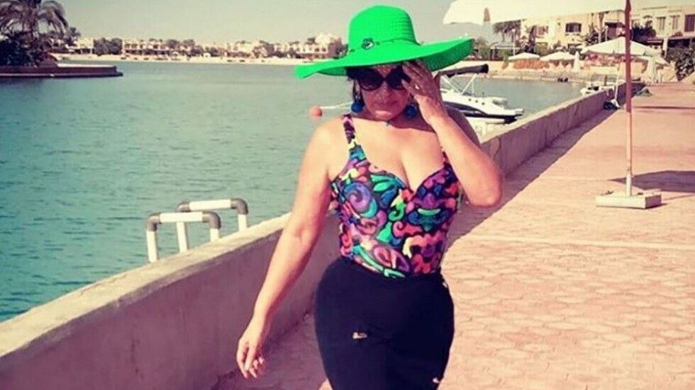 فيفي عبده مش خايفة من البرد و تظهر بفستان مفتوح الصدر – شاهد