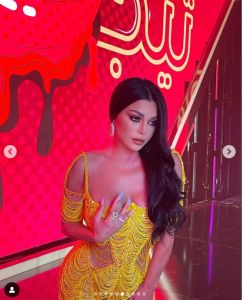 بدون بطانة من فوق وتحت .. اتفرج هيفاء وهبي تبرز مفاتنها بالكامل بالأصفر الشفاف