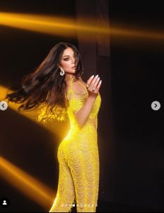 بدون بطانة من فوق وتحت .. اتفرج هيفاء وهبي تبرز مفاتنها بالكامل بالأصفر الشفاف