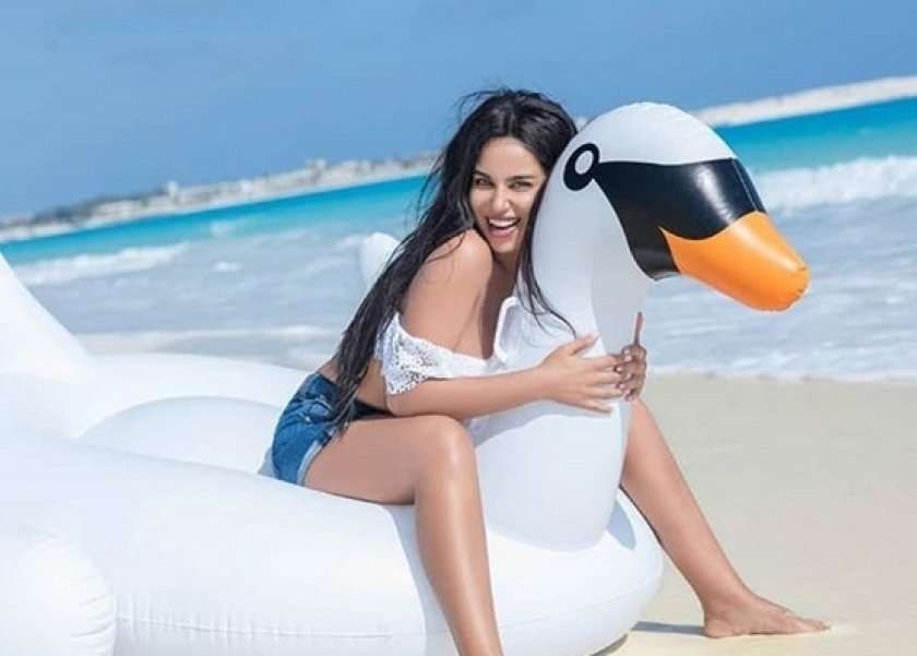 نسرين امين بالمايوه علي البحر في آخر أيام الصيف – شاهد