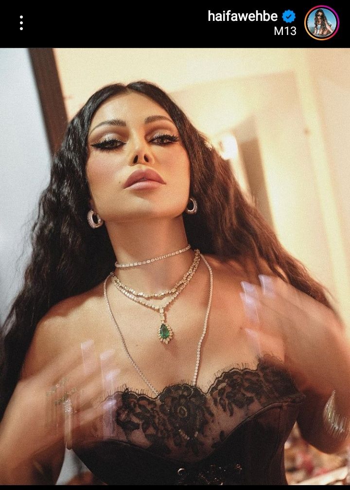 بالصور.. هيفاء وهبي بجمبسوت دانتيل أسود.. ناوية تجننكم بده كمان بعد الأصفر المكشوف