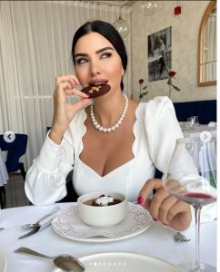 اتفرج ..لاميتا فرنجية تكشف مفاتنها بالأبيض المكشوف