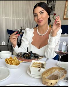 اتفرج ..لاميتا فرنجية تكشف مفاتنها بالأبيض المكشوف