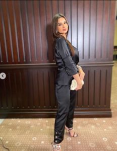 اتفرج – منة عرفة تبرز جمالها مفاتنها بالأسود الملزق