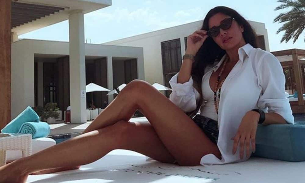 اتفرج ..لاميتا فرنجية تكشف مفاتنها بالأبيض المكشوف