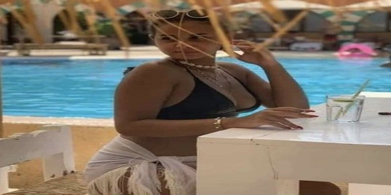 اتفرج – منة عرفة تبرز جمالها مفاتنها بالأسود الملزق