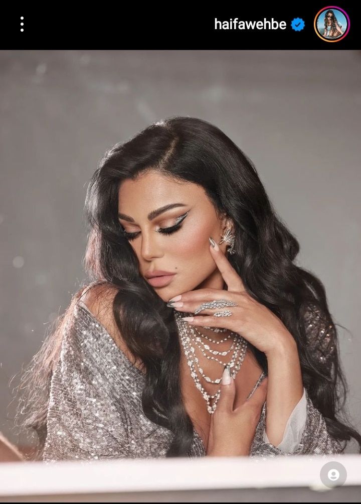 اتفرج.. فستان هيفاء وهبي الفضي.. مكشوف الصدر وأثارت ضجة كبيرة بجرأتها