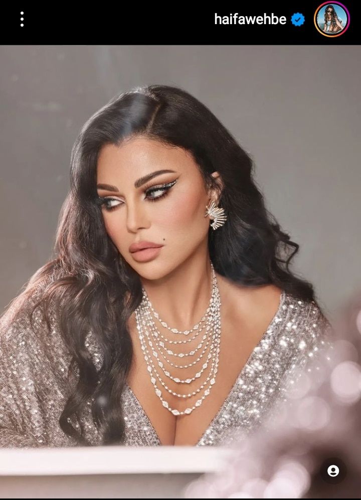 اتفرج.. فستان هيفاء وهبي الفضي.. مكشوف الصدر وأثارت ضجة كبيرة بجرأتها