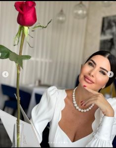 اتفرج ..لاميتا فرنجية تكشف مفاتنها بالأبيض المكشوف