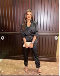 اتفرج – منة عرفة تبرز جمالها مفاتنها بالأسود الملزق