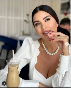 اتفرج ..لاميتا فرنجية تكشف مفاتنها بالأبيض المكشوف