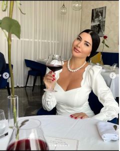 اتفرج ..لاميتا فرنجية تكشف مفاتنها بالأبيض المكشوف