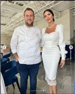 اتفرج ..لاميتا فرنجية تكشف مفاتنها بالأبيض المكشوف