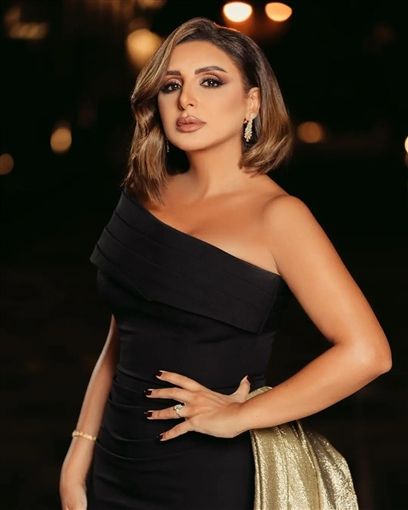 فستان بذيل من ” أنغام ” تظهر به أمام الجمهور – شاهد