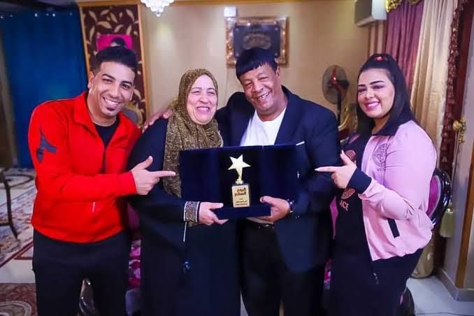 عبد الباسط حموده بيدور علي عريس للقمر بنته – شاهد