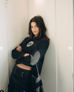 اتفرج – تارا عماد تشوق الشباب بالأسود المشكوف