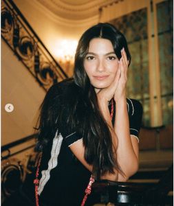 اتفرج – تارا عماد تشوق الشباب بالأسود المشكوف