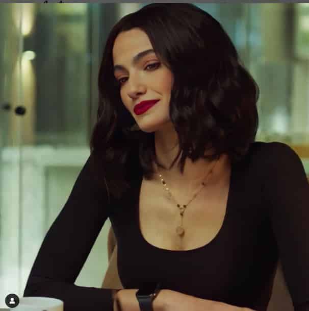 اتفرج – تارا عماد تشوق الشباب بالأسود المشكوف