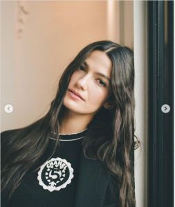 اتفرج – تارا عماد تشوق الشباب بالأسود المشكوف