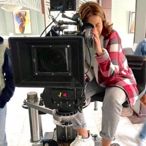 اتفرج – منة فضالي تكشف عن المستخبي وراء الكامير أمام جمهورها