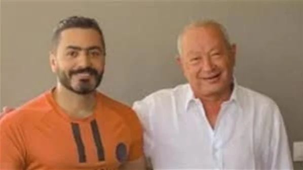 تامر حسني يمازح نجيب ساويرس في حفل زيد بارك: بتبوس ليه؟