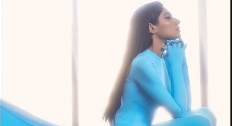 هدي المفتي تتصدر غلاف إحدي المجلات بإطلالة غريبة – شاهد